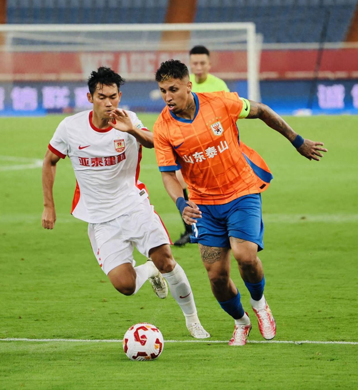 法甲战况：上海申花防线稳固，山东泰山进攻受阻，塔图姆成最佳的简单介绍