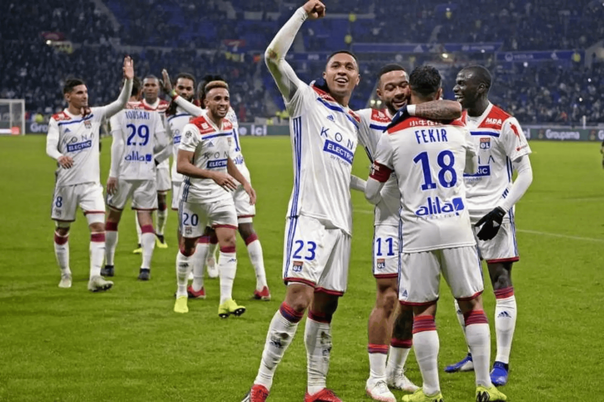 法甲战况：上海申花防线稳固，山东泰山进攻受阻，塔图姆成最佳的简单介绍